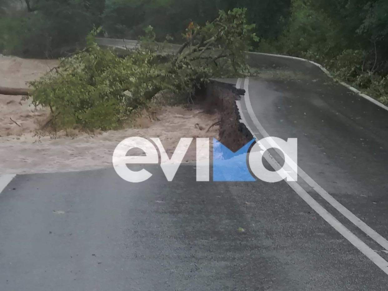 Στους διαλυμένους δρόμους της Εύβοιας οι κάτοικοι εξαιτίας του σεισμού