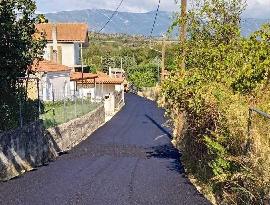 Πρόεδρος στην Εύβοια «γέμισε» πίσσα το χωριό