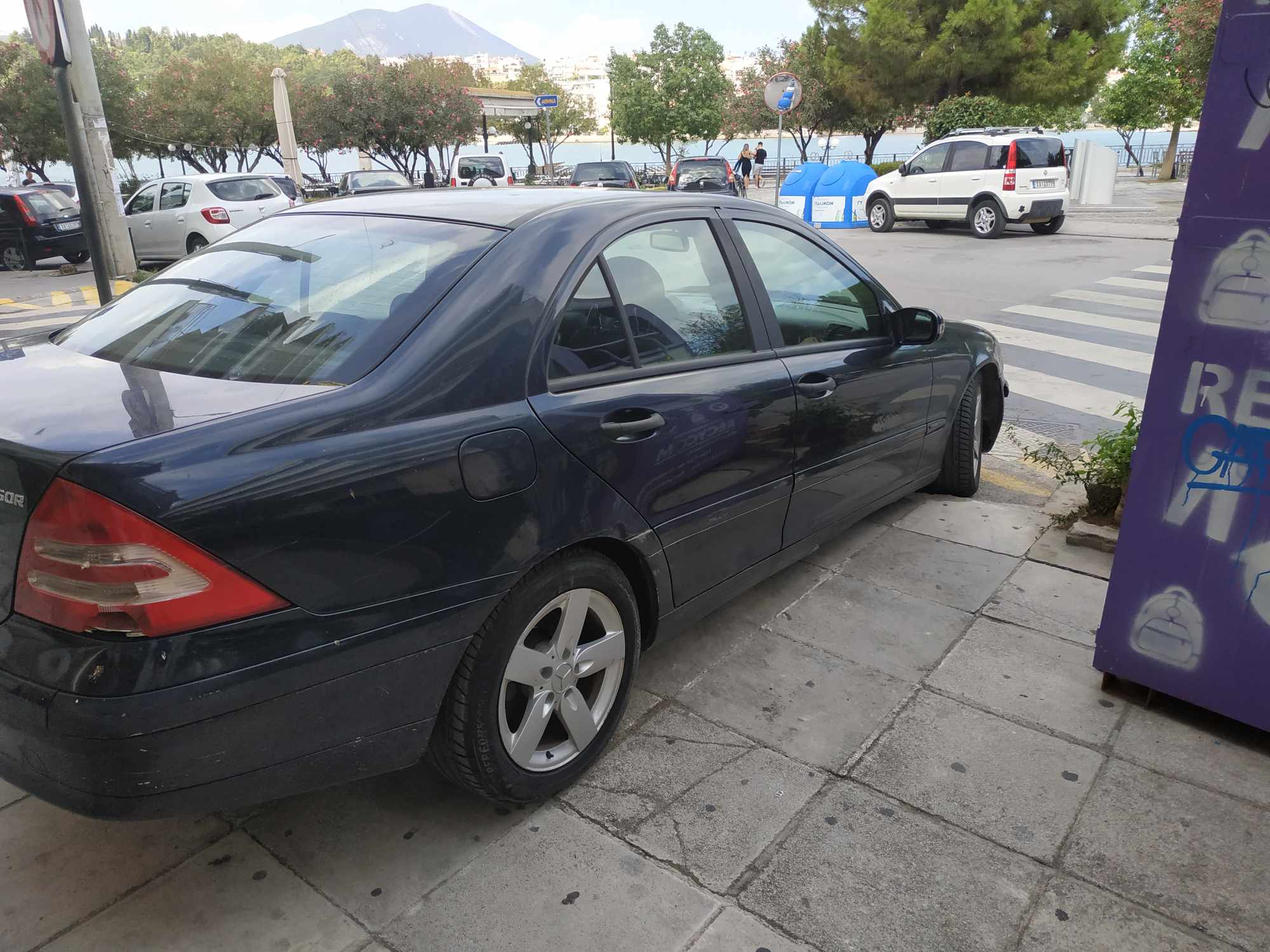 Χαλκίδα: Οργή για ασυνείδητους οδηγούς που κλείνουν ράμπες ΑμΕΑ
