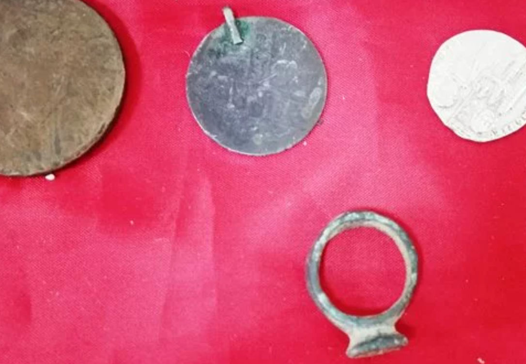 Ηλικιωμένος έκρυβε στο σπίτι του βυζαντινά δαχτυλίδια και νομίσματα