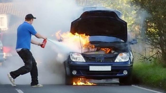 Πανικός στην Εύβοια: Φωτιές και έκρηξη σε αυτοκίνητο στη Χαλκίδα