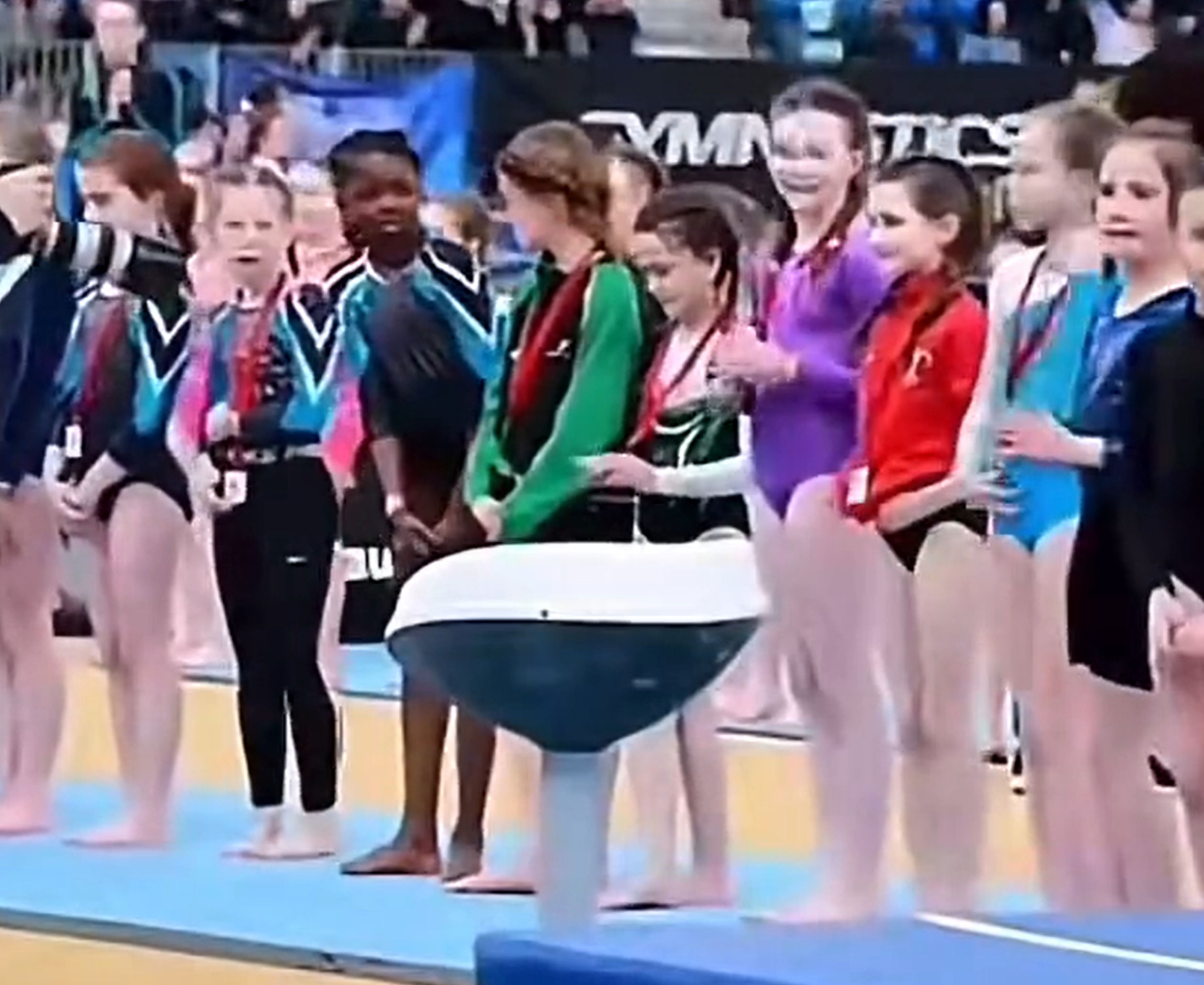 Βίντεο σοκ: Δεν έδωσαν μετάλλιο σε κοριτσάκι στην ενόργανη γυμναστική επειδή είναι μαύρη