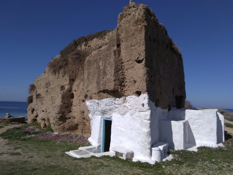 Eικόνα αποκάλυψης στην Σκύρο: Πού βρίσκεται το εκκλησάκι που λαξέυτηκε μέσα σε βράχο