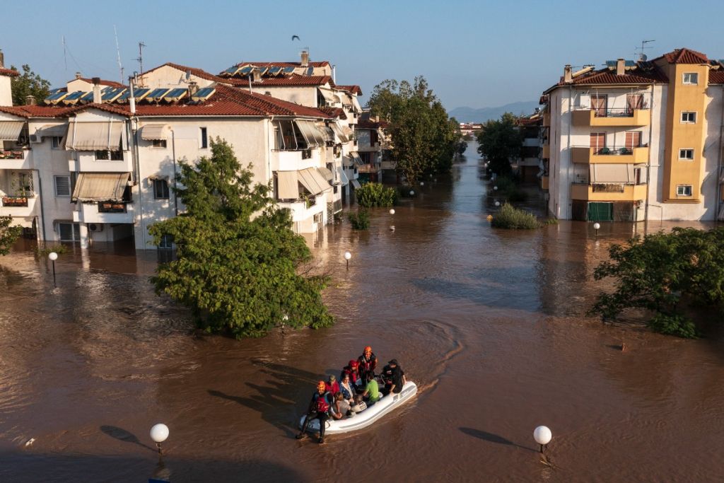 Το υπουργείο Ανάπτυξης εξετάζει εκπτώσεις για έπιπλα και οικιακές συσκευές στους πλημμυροπαθείς