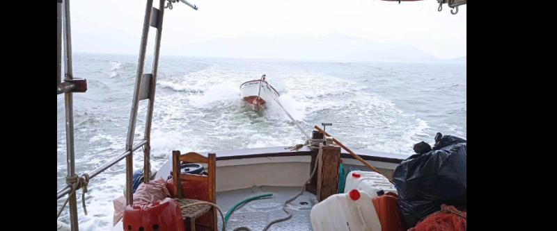 Εύβοια: Ανέσυραν βάρκα που η κακοκαιρία Elias παρέσυρε στους Ωρεούς