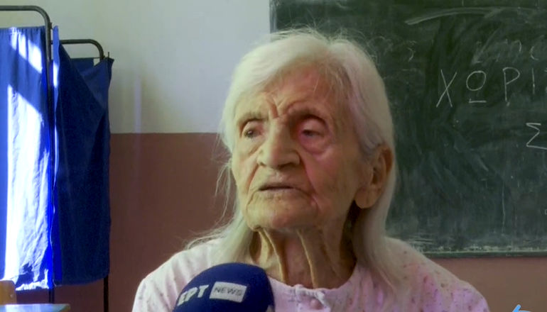 Συγκλονίζει γιαγιά 104 ετών από την Πηνειάδα: «Περάσαμε πολέμους, δυστυχίες, πείνα, αλλά πρώτη φορά πνιγήκαμε» (video)