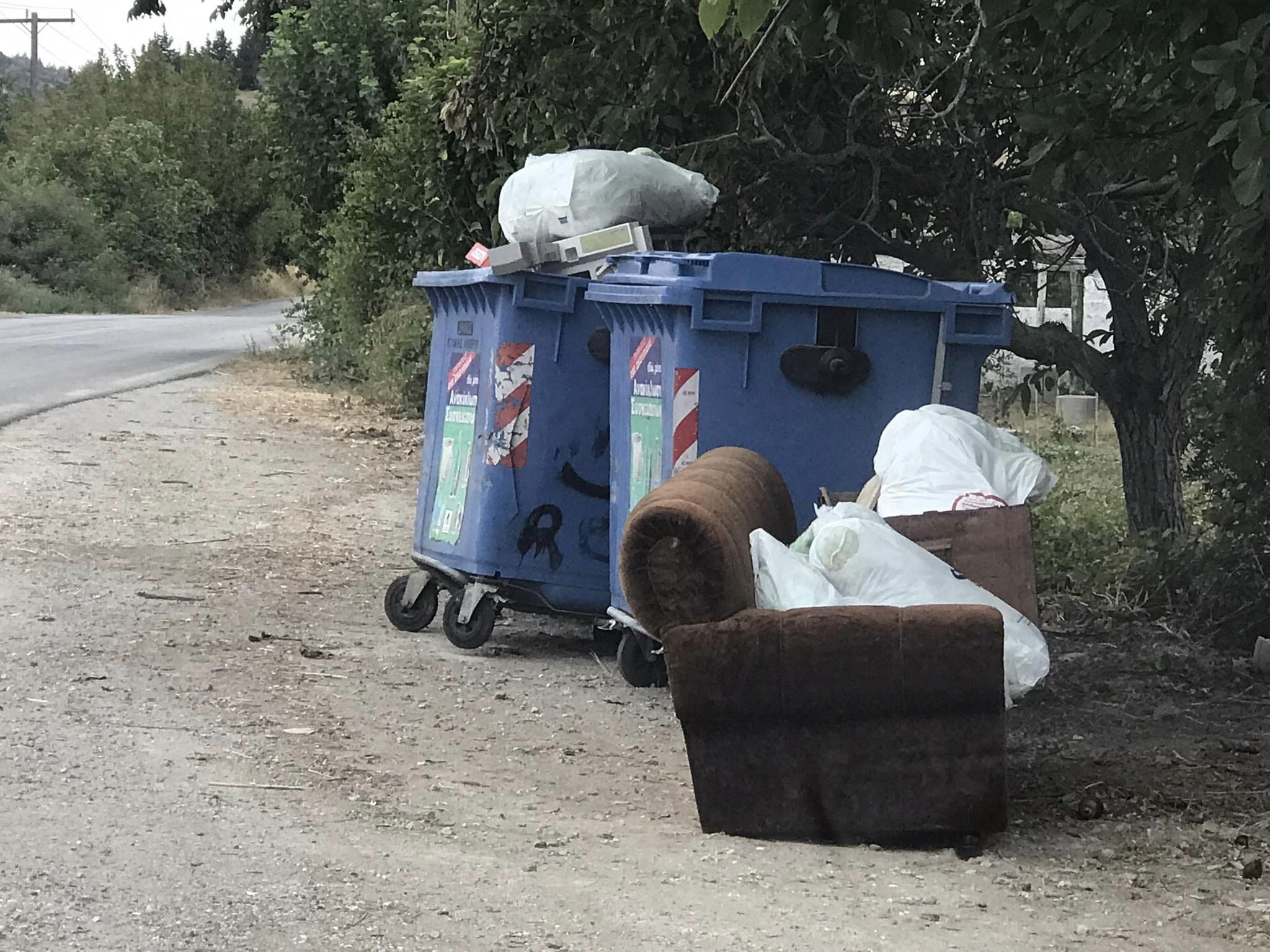 Εύβοια: Εικόνες ντροπής στο Αλιβέρι – Πετούν μπάζα και σκουπίδια έξω από τους κάδους