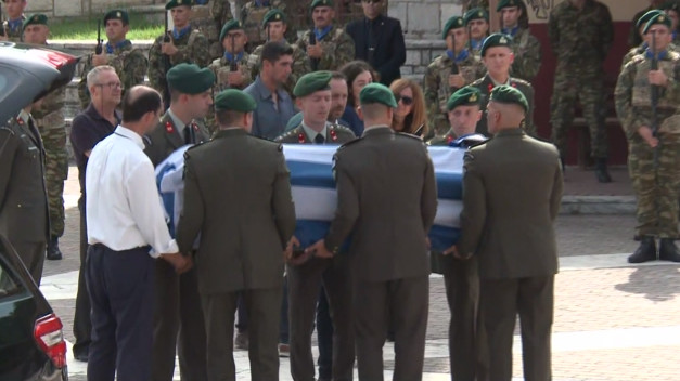 Ράγισαν καρδιές στην κηδεία του 27χρονου αξιωματικού Γιώργου Βούλγαρη