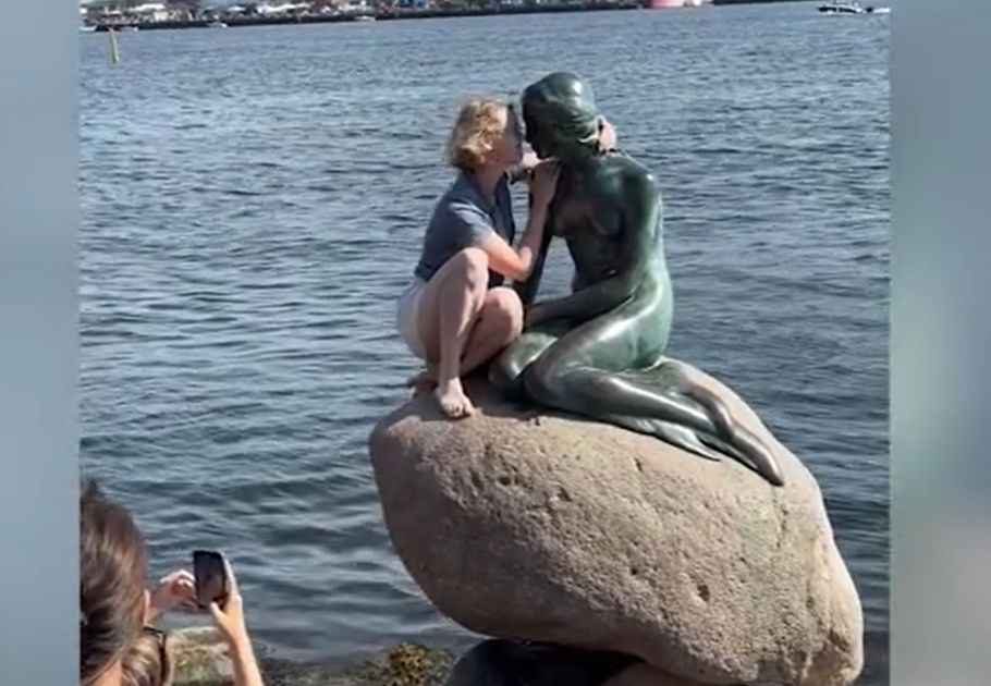 Σοκ στη Δανία: Τουρίστρια ερωτοτροπεί με το άγαλμα της Μικρής Γοργόνας στην Κοπεγχάγη – Οργισμένες αντιδράσεις