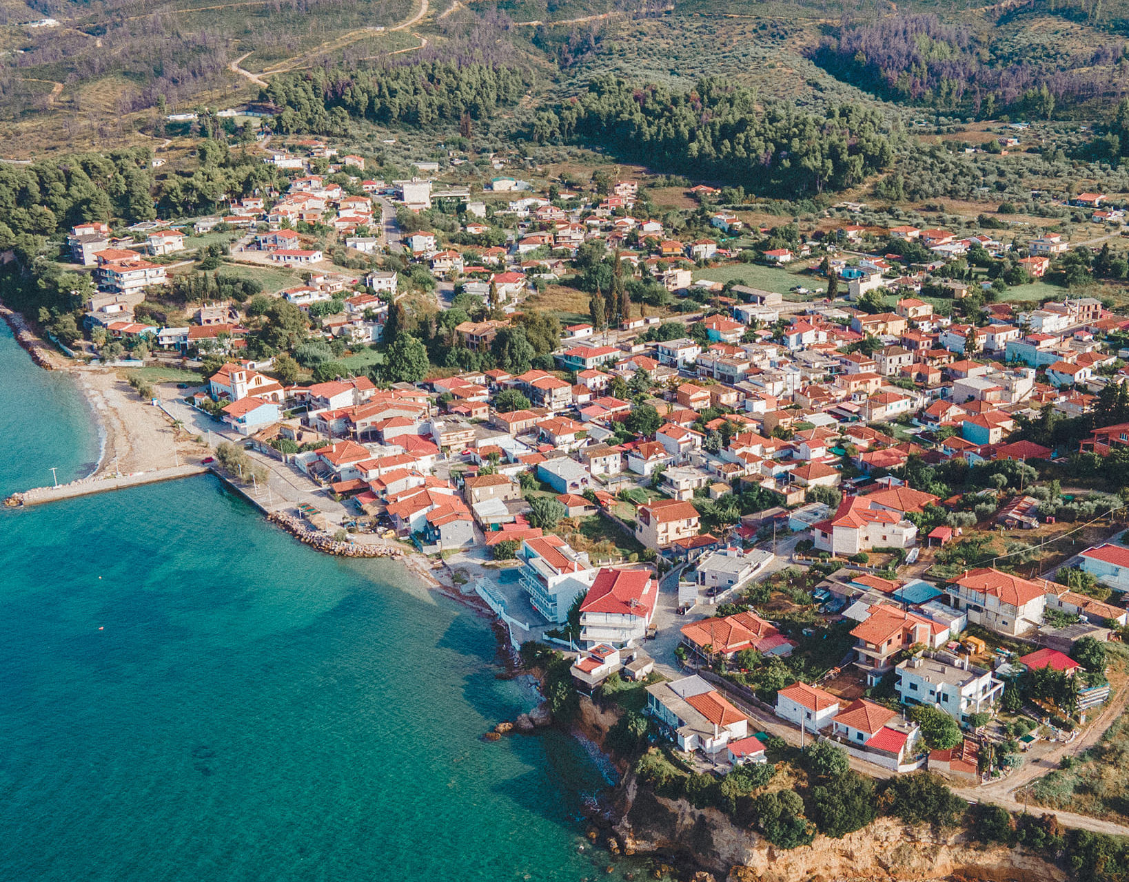 Το γραφικό ψαροχώρι της Εύβοια – Είναι κτισμένο σε δυο λόφους