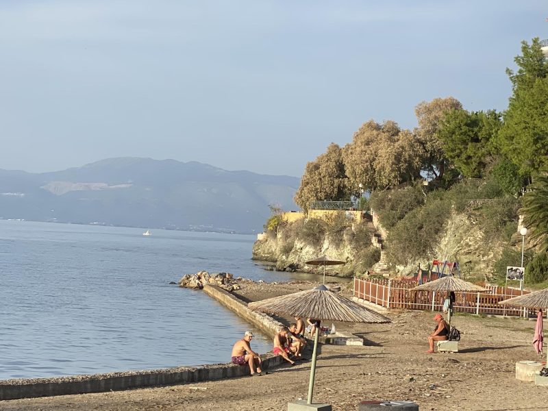 Εύβοια: Παρά θίν’ αλός και τον Οκτώβρη- Κόσμος στις παραλίες για βουτιές ακόμα και τώρα