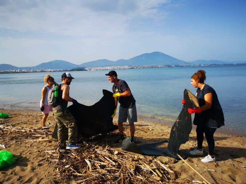Εθελοντισμός για την Εύβοια: Μετά την παραλία στις Ροβιές καθάρισαν και την Έξω Παναγίτσα