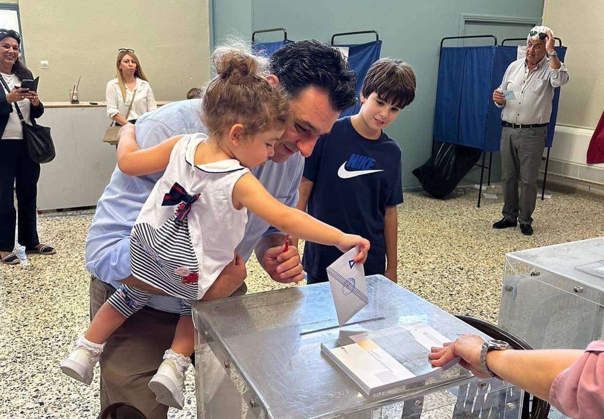 Με την κόρη του στην κάλπη ο Νίκος Μπαράκος