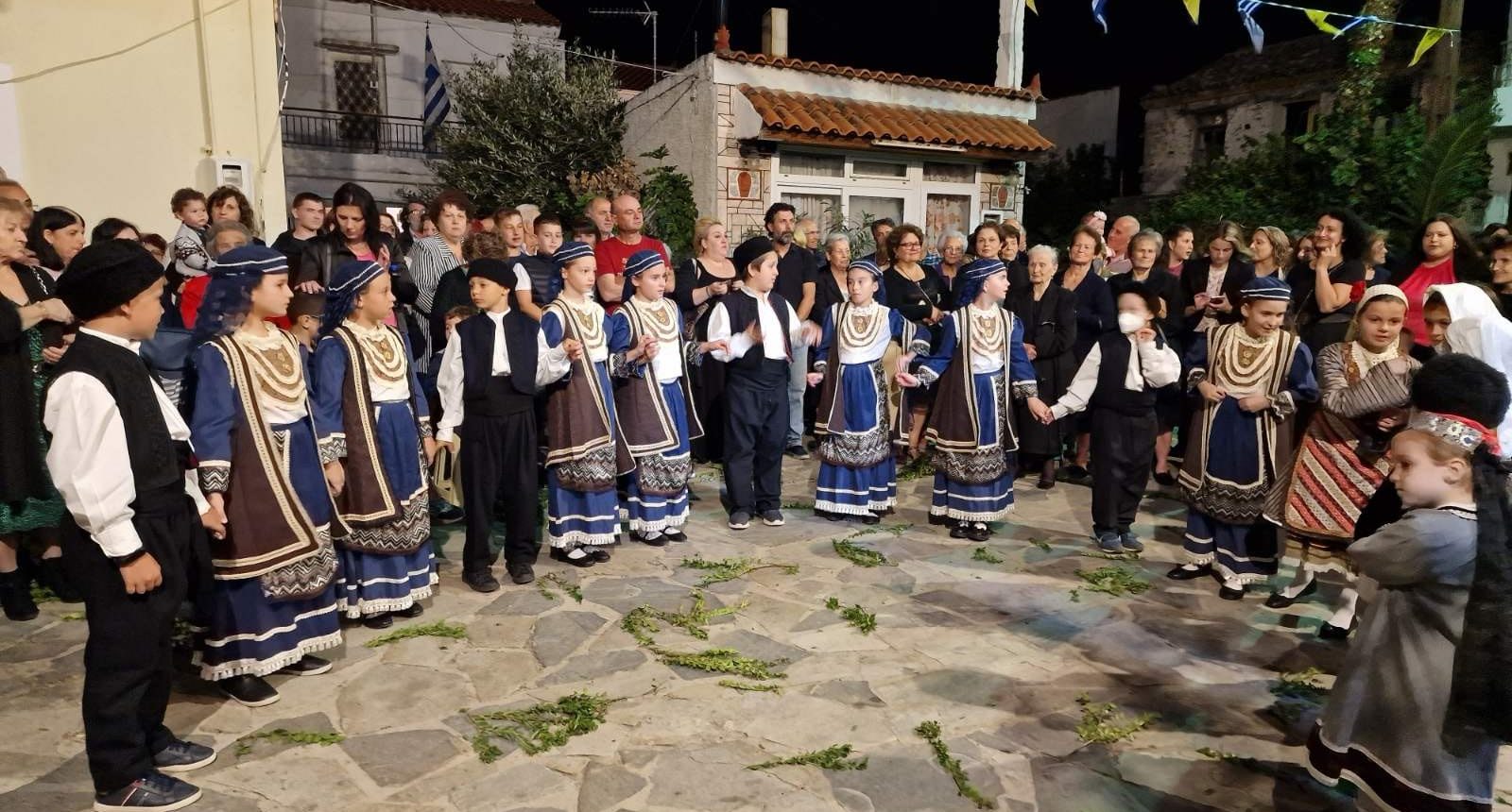 Εύβοια: Ποιο έθιμο αναβίωσε σε πρααύλιο εκκλησίας παραμονή του Αγίου Δημητρίου