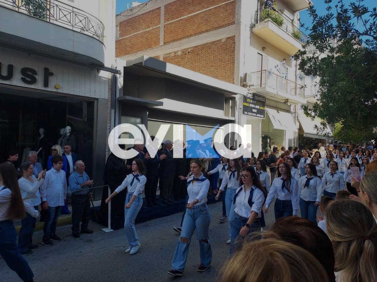 28η Οκτωβρίου: Πλήθος κόσμου στη μαθητική παρέλαση στο Αλιβέρι (pics)