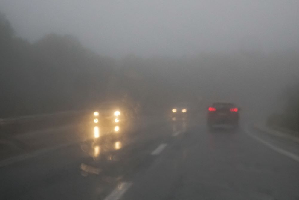 Έκτακτη ανακοίνωση της Αττικής Οδού λόγω ομίχλης – «Οδηγείτε με προσοχή»