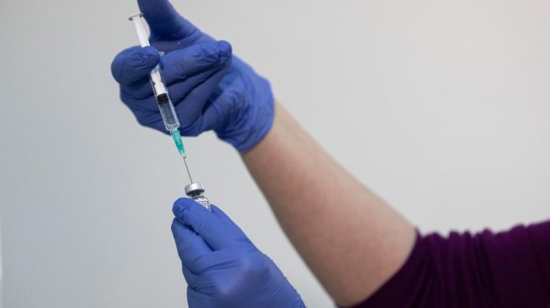 Ξεκινούν οι εμβολιασμοί για τον κορονοϊό: Αναλυτικά όσα πρέπει να ξέρετε
