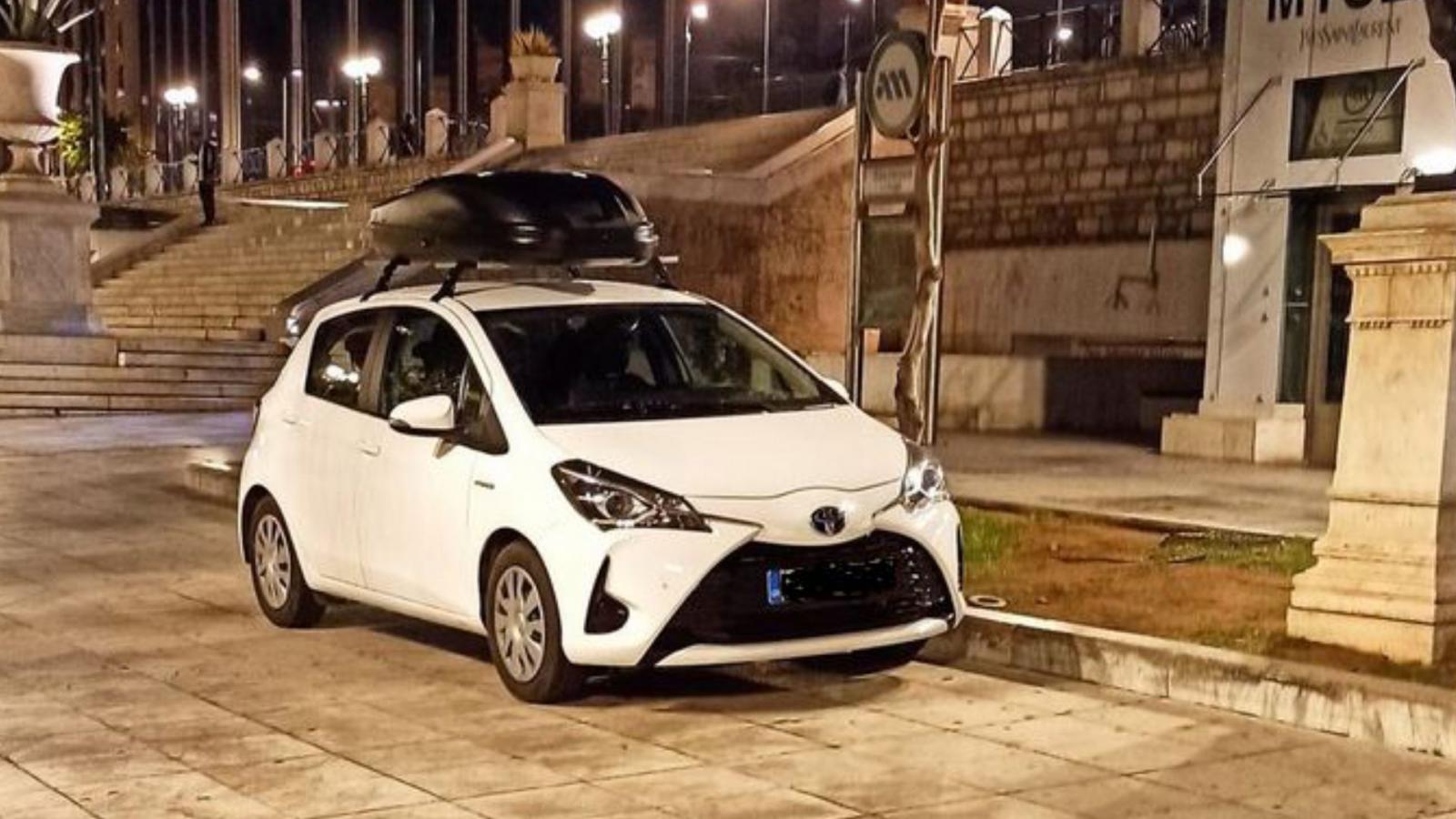 Ελληνάρας οδηγός πάρκαρε το αυτοκίνητό του πάνω στην πλατεία Συντάγματος