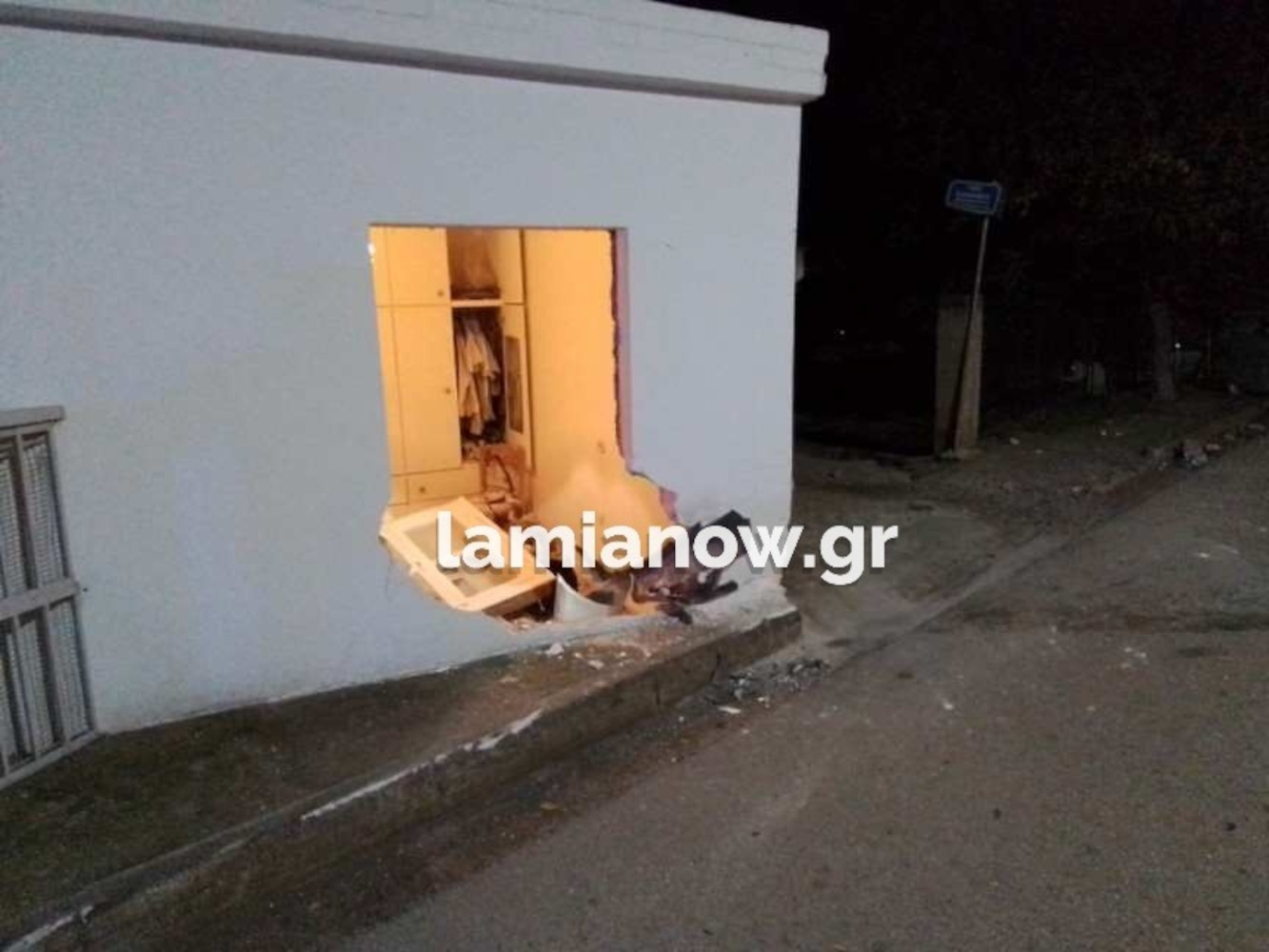 Τροχαίο: Κοιμόταν και ξαφνικά αυτοκίνητο γκρέμισε τον τοίχο της κρεβατοκάμαρας στη Λαμία