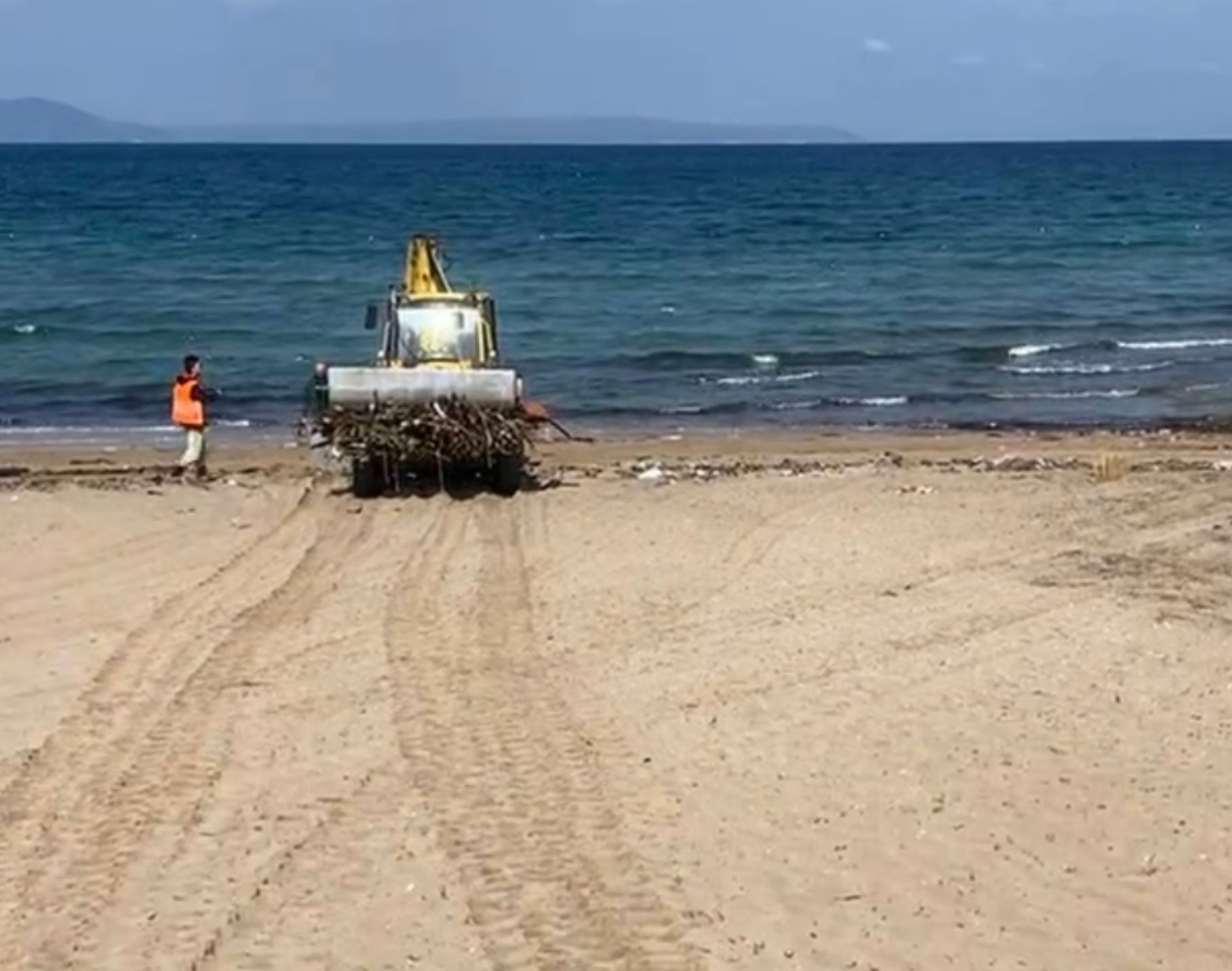 Χαλκίδα: Καθαρίζονται οι παραλίες από τα φερτά υλικά της κακοκαιρίας