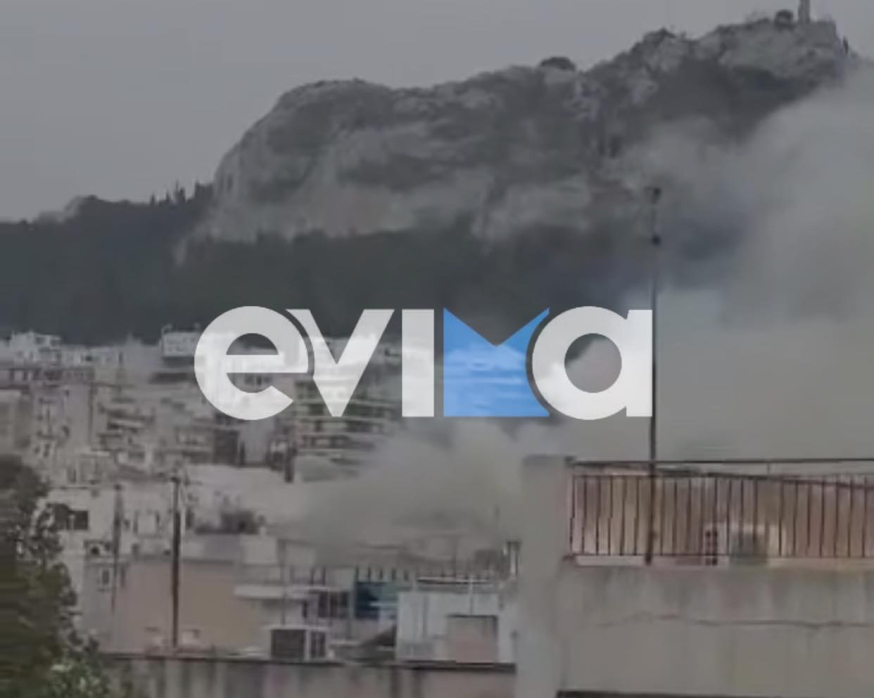 Φωτιά τώρα στο κέντρο της Αθήνας – Βίντεο