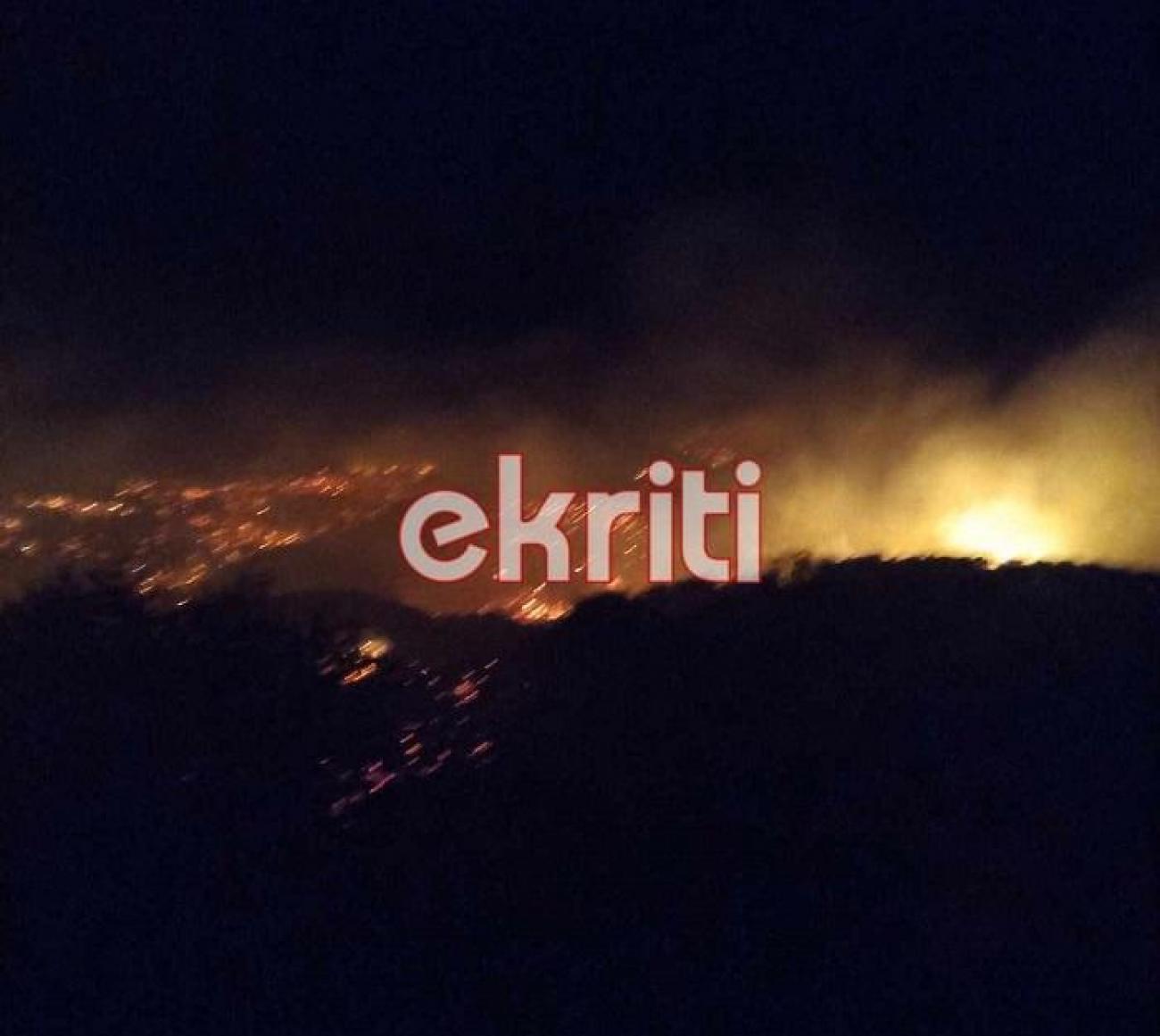 Μεγάλη φωτιά τώρα στην Ιεράπετρα – Εικόνες από το πύρινο μέτωπο
