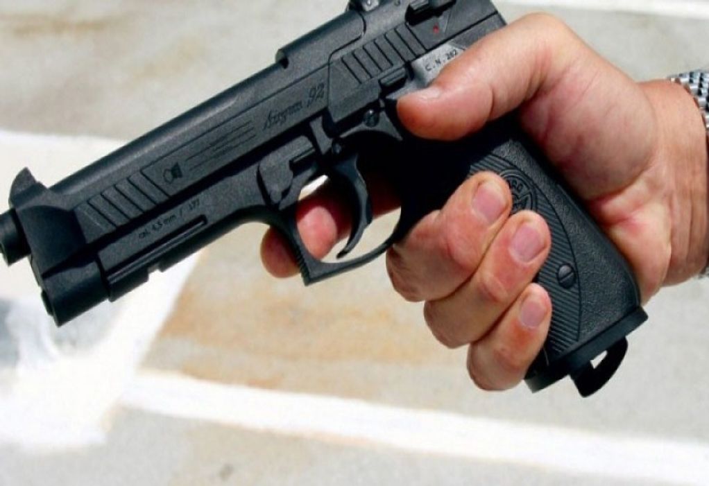 Συνελήφθη 55χρονος «Ράμπο» που πυροβόλησε την πρώην σύντροφό του – Στο σπίτι του είχε οπλοστάσιο