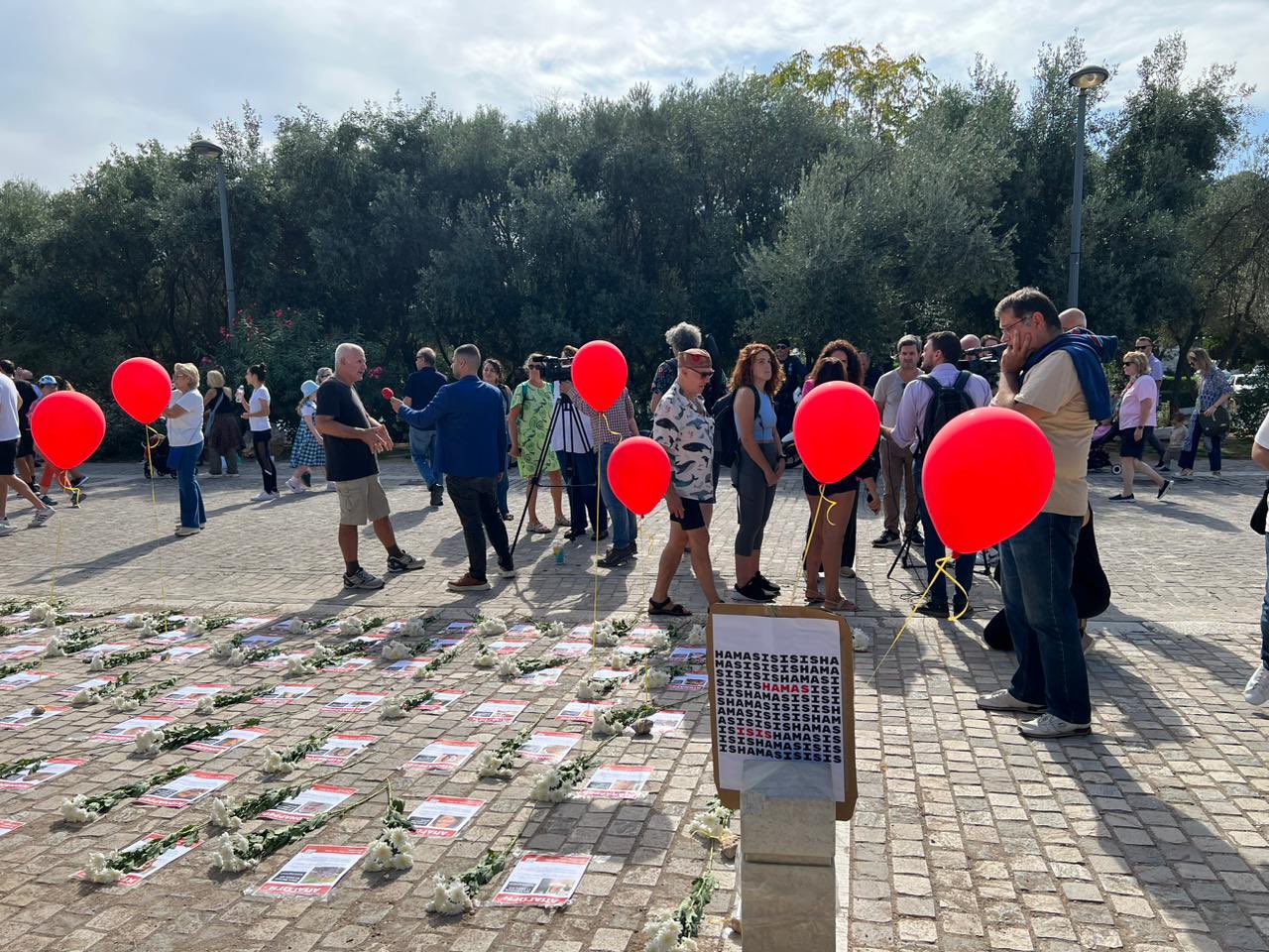 Δράση Ισραηλινών που ζουν στην Ελλάδα: Πέταξαν φυλλάδια με τα πρόσωπα των 229 ομήρων της Χαμάς κάτω από την Ακρόπολη