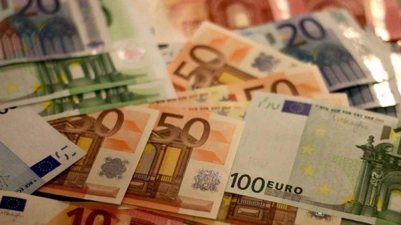 Μπόνους 300 ευρώ από ΔΥΠΑ: Πότε μπαίνουν τα λεφτά στους λογαριασμούς