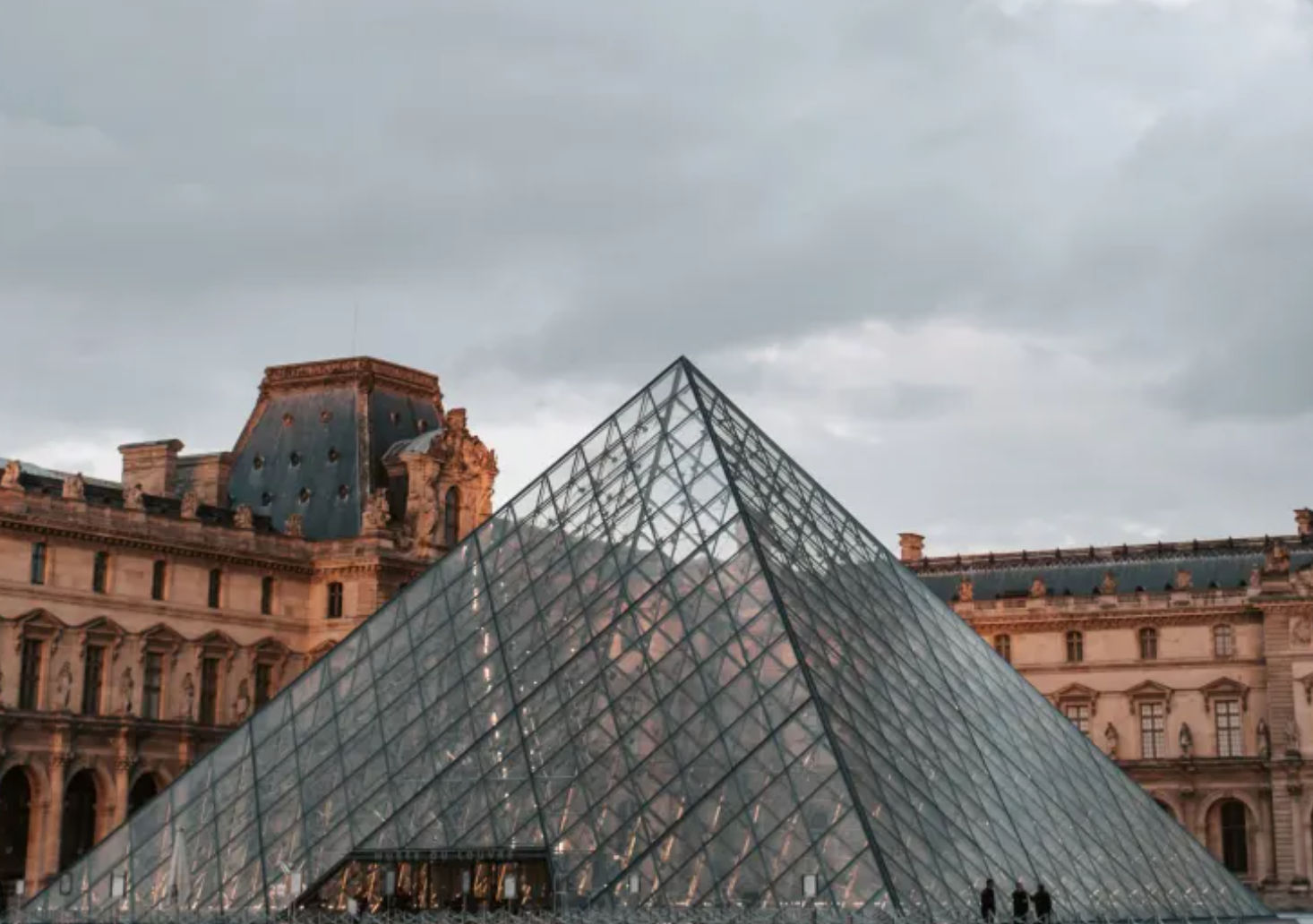 Γαλλία: Έκλεισε το Μουσείο του Λούβρου μετά από μήνυμα περί κινδύνου για τους επισκέπτες