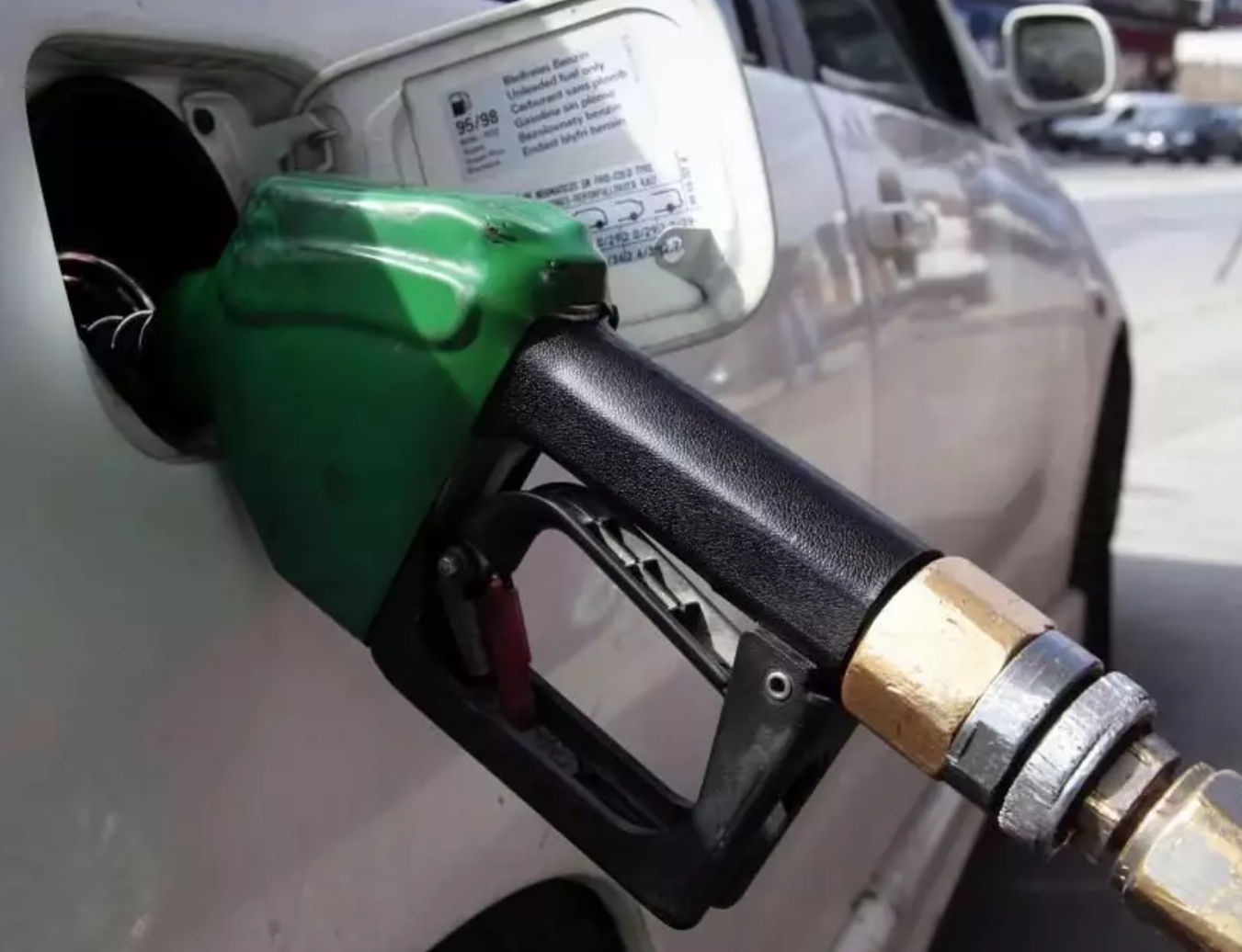 Προσοχή: Το νέο κόλπο που «εφηύραν» απατεώνες – Όταν βάζετε βενζίνη… αδειάζουν το πορτμπαγκάζ (video)