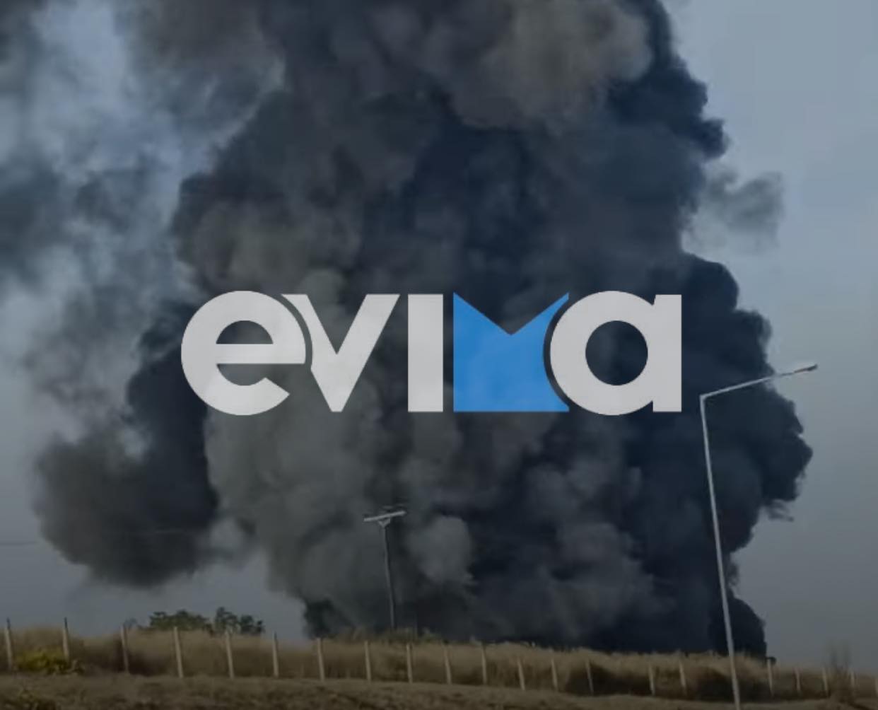 Φωτιά σε εργοστάσιο στην Εύβοια: Προσοχή στους καπνούς – Έκτακτες οδηγίες