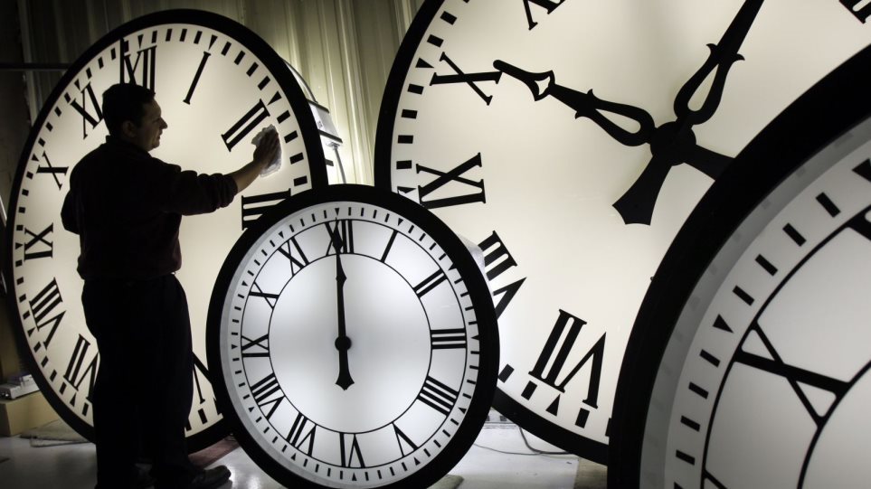 Αλλάζει η ώρα: Πότε θα γυρίσουμε τα ρολόγια μας μια ώρα πίσω
