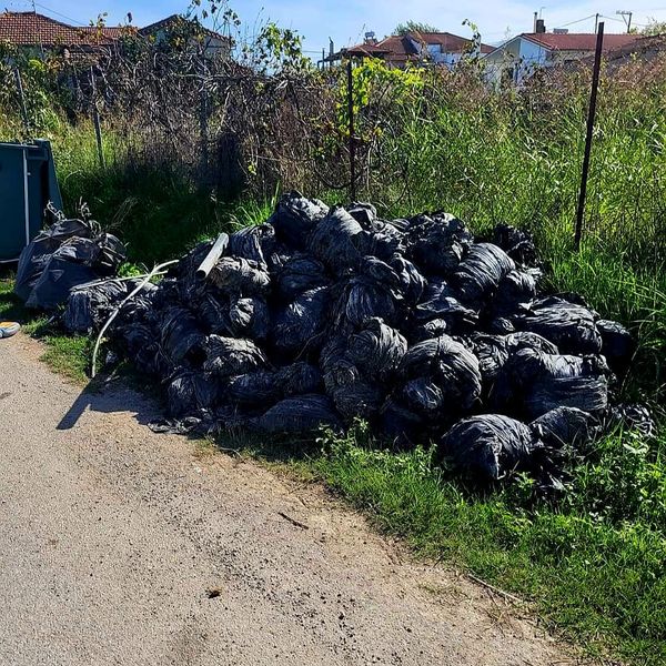 Εύβοια: Εικόνες ντροπής! Παράτησαν σκουπίδια και ογκώδη αντικείμενα δίπλα στους κάδους