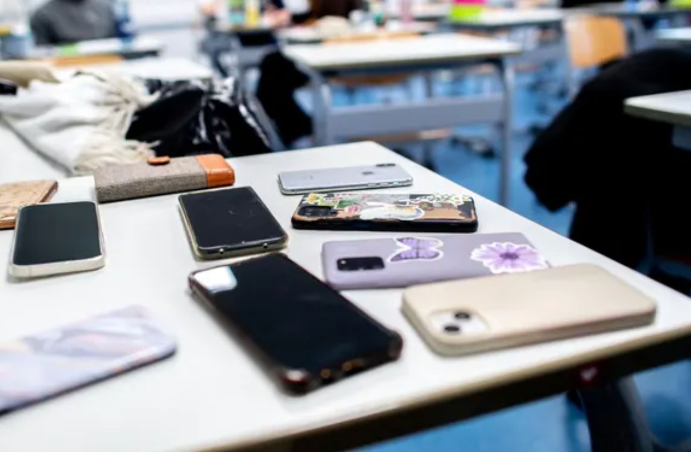Ποια χώρα βάζει «στοπ» στα κινητά τηλέφωνα στα σχολεία