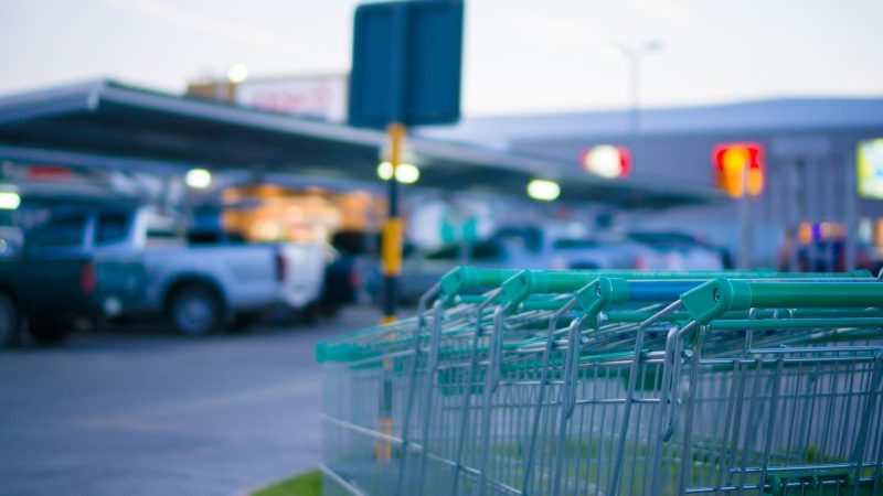 Εύβοια: Τραμπουκισμός και παρενόχληση ηλικιωμένων σε πάρκινγκ σούπερ μάρκετ