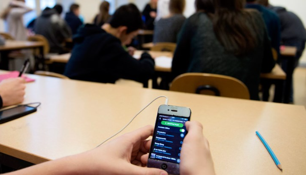 Αυτή η χώρα απαγορεύει τα κινητά από τα σχολεία