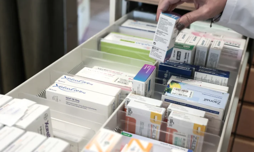 Νέες ελλείψεις στα φάρμακα: Αδειάζουν τα ράφια στα φαρμακεία