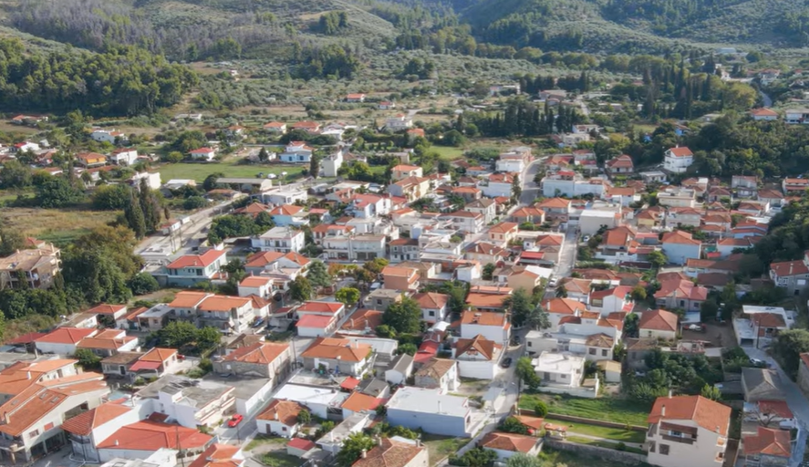 Το χωριό της Εύβοιας που… «μετακινήθηκε» από το βουνό στη θάλασσα