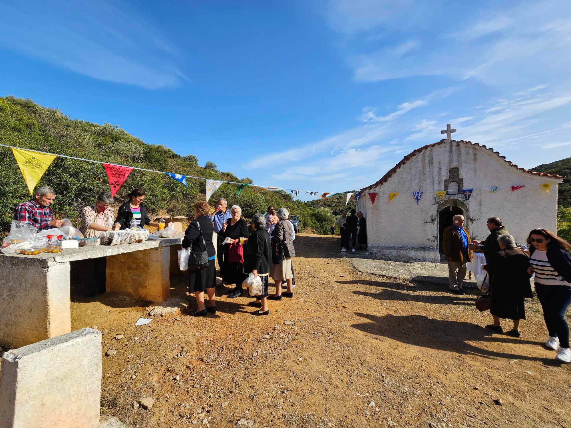 Εύβοια: Πως γιόρτασαν σε ιστορικό εξωκλήσι των Ταξιαρχών στην Αμπελουσά – Εικόνες