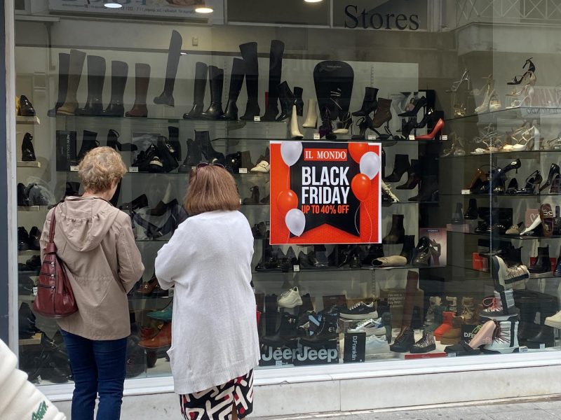 Black Friday- Εύβοια: «Κοιτάτε αλλά μην αγγίζετε» στην Αβάντων- Πώς κινείται μέχρι τώρα η αγορά