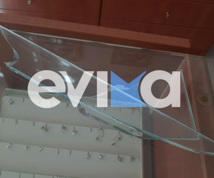 Σεισμός στην Εύβοια: Θρύψαλα οι γυάλινες προθήκες σε κοσμητοπωλείο στο Μαντούδι