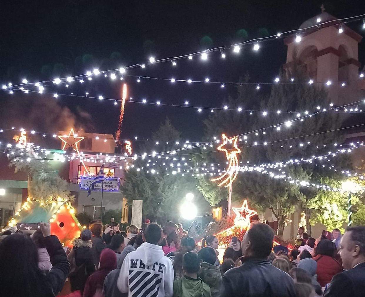 Εύβοια: Σε αυτό τον Δήμο στόλισαν το Χριστουγεννιάτικο δέντρο της Γειτονιάς – Μαγικές εικόνες