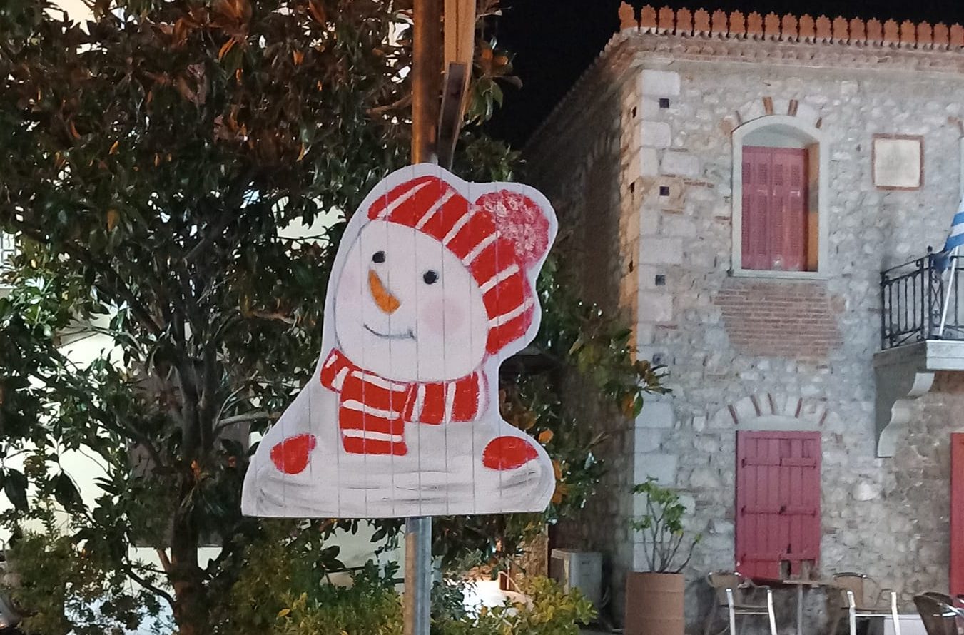 Εθελοντές στην Εύβοια φτιάχνουν Χριστουγεννιάτικες χειροτεχνίες για το στολισμό της πόλης τους!