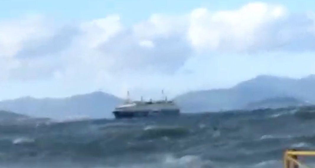 Συγκλονιστική μάχη του πλοίου «Αχαιός» με τα κύματα για να δέσει στο λιμάνι (video)