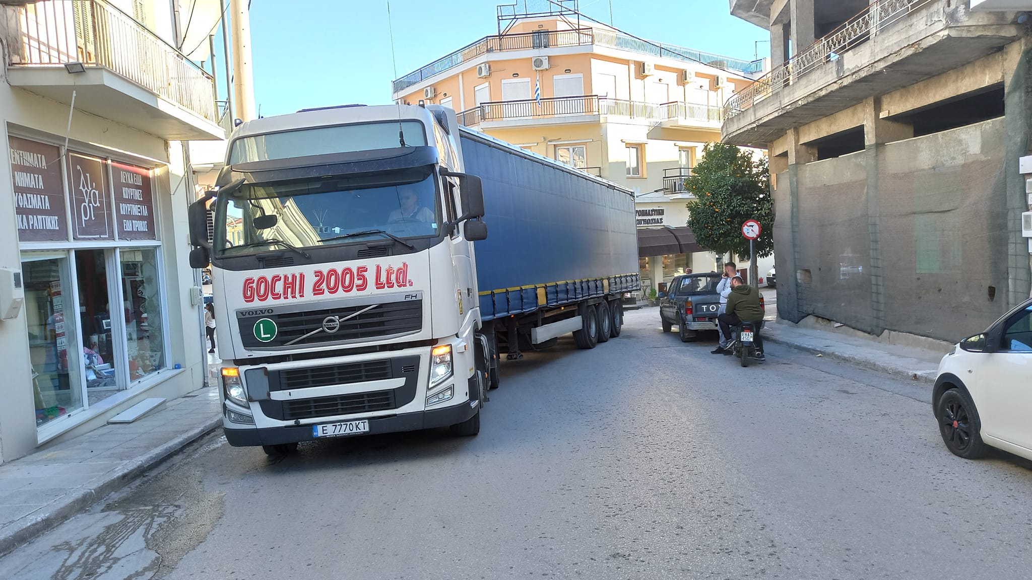 Εύβοια: Νταλίκα φράκαρε στο κέντρο της πόλης (pics)