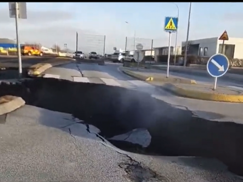 Ηφαίστειο στην Ισλανδία: «Τρέμει» και κόβεται στα δύο η γη από τους σεισμούς – Δείτε βίντεο