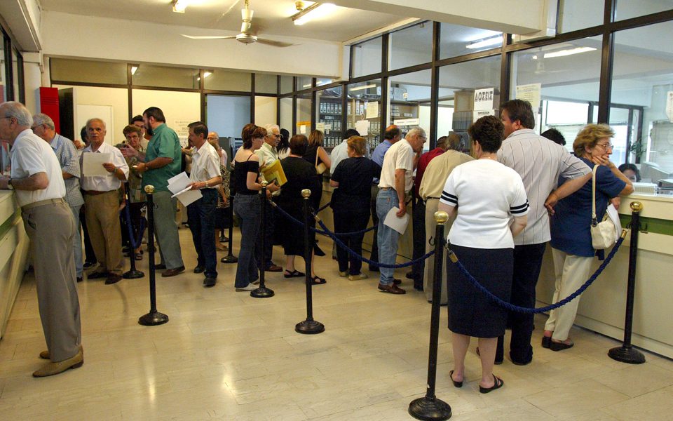 Εφορία: Τέλος από αύριο οι ουρές για ΑΦΜ και κλειδάριθμο