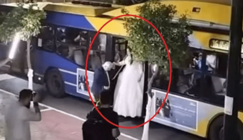 «Πάρε το μετρό για… εκκλησιά»: Viral η νύφη που πήγε ΜΜΜ στον γάμο της