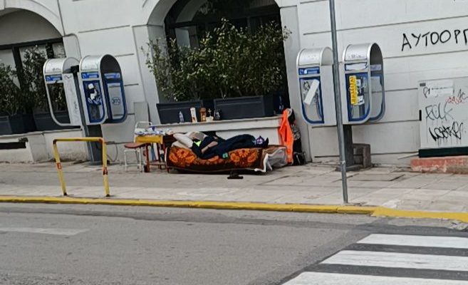 Άστεγος στην Εύβοια κοιμάται έξω από κτίριο του ΟΤΕ (εικόνες)